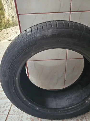 Vende se 1 Pneu semi novo Michelin primacy 215/55 R17 vulcanizado