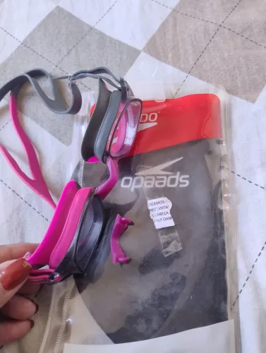 Óculos e touca para natação