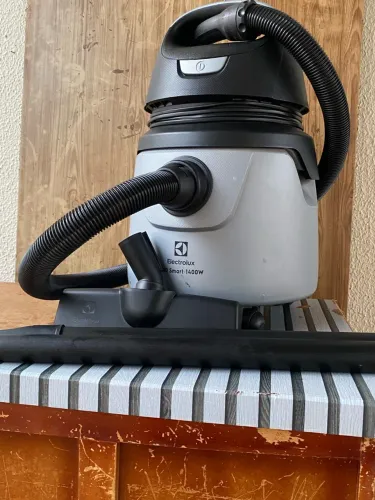 Vende-se aspirador de pó e água da Electrolux seminovo, sem nenhum detalhe!