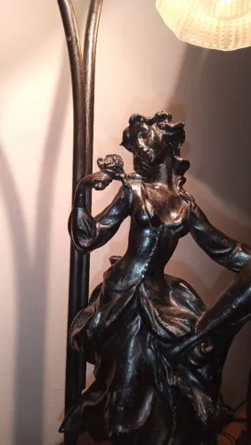 Luminária com Estátua feminina antiga