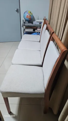 Conjunto de 4 cadeiras estofadas na cor bege