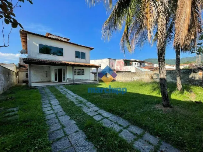 Casa com 5 quartos (1 suíte) à venda, 239 m² por R$ 765.000
