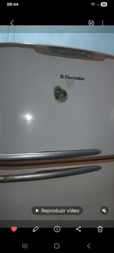Vendo uma geladeira Electrolux gelando muito