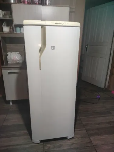 Geladeira Electrolux 260 litros 