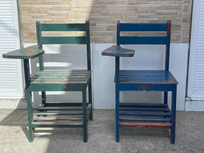Cadeiras Escolares Antigas em Madeira / Estilo Vintage