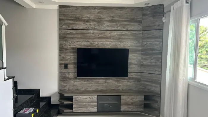 Painel em madeira  + Aparador - Sala de TV 