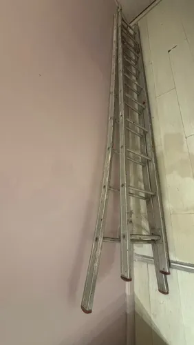 Escada extensível em alumínio com 2x10 degraus