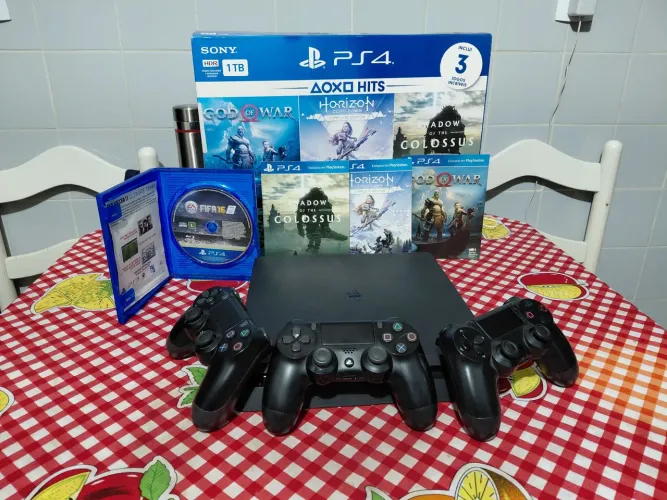 Ps4 sim 1tb 3 controles 4 jogos