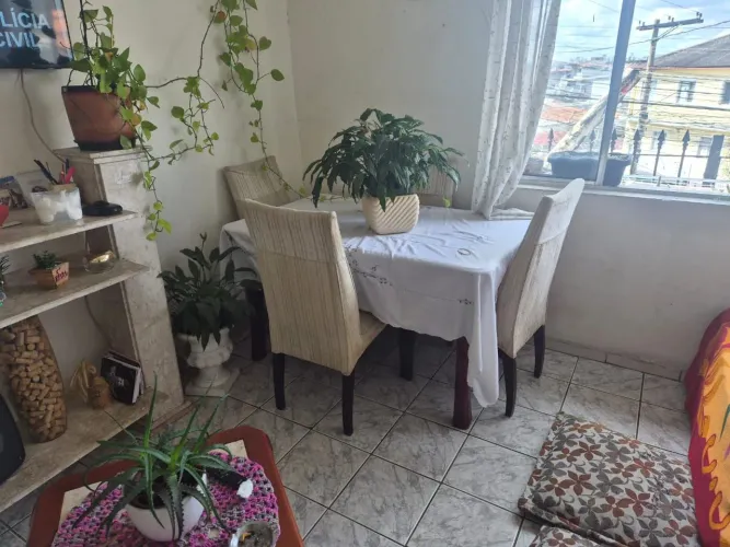 Mesa com 3 cadeiras 