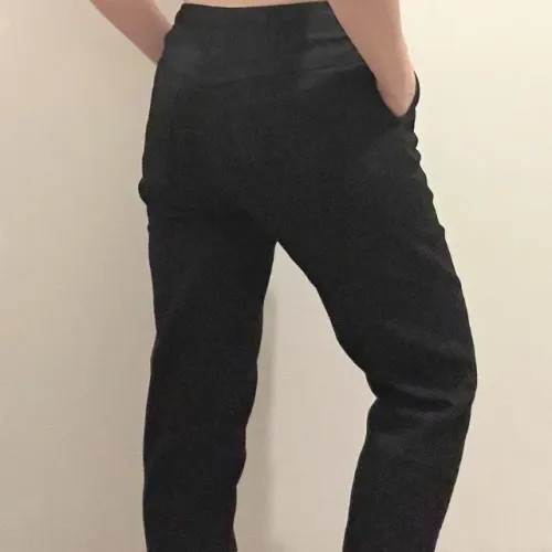 Calça jogger preta feminina com bolsos