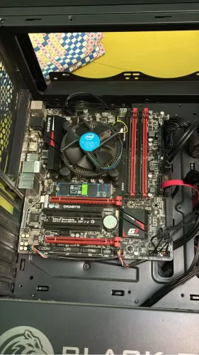 Kit Placa-Mãe Gigabyte GA-B150m + I7-7700 (cooler incluso)