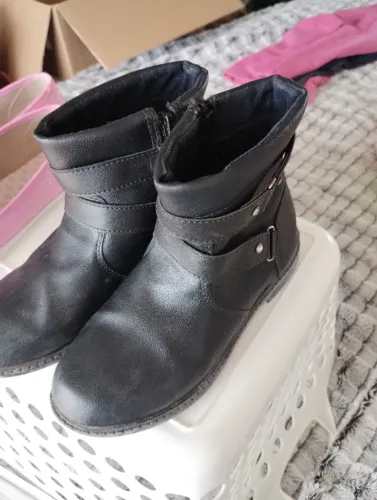 Bota número 32 com zíper lateral bem novinha