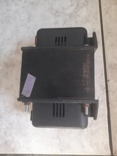 TRANSFORMADOR 220 - 110 Volts