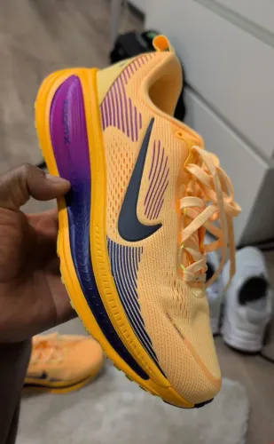 Tênis Nike Vomero 18 - 40,5 (Novo)