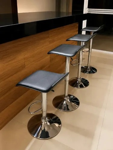 Kit 4 Banquetas Altas Reguláveis Cromadas - Em bom estado
