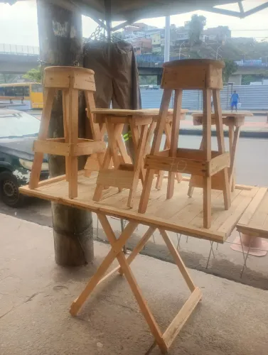 Mesas e bancos