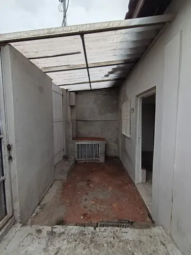 Casa aluga 2 quartos com garagem e quintal