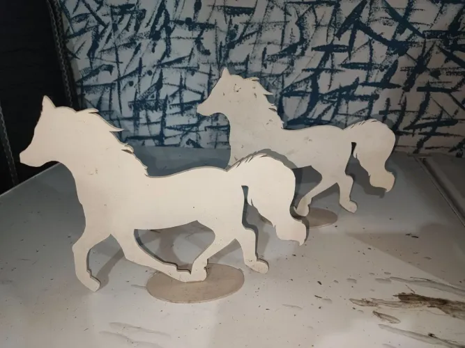 Enfeite de cavalo de madeira