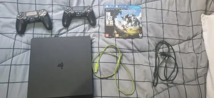 Ps4 Slim de 500gb com 2 jogos e 2 controles