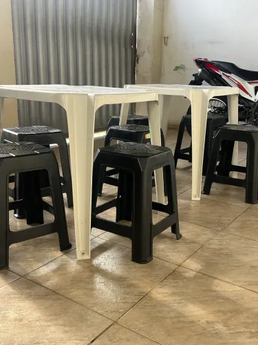 Conjunto de mesa com bancos