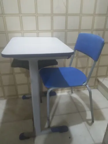 Escrivaninha e cadeira para estudos