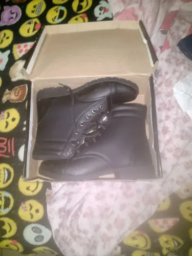 Bota ? vendendo no valor $120 reais até $100 reais