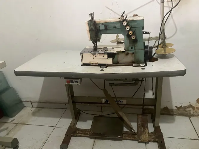 Máquina de costura galoneira