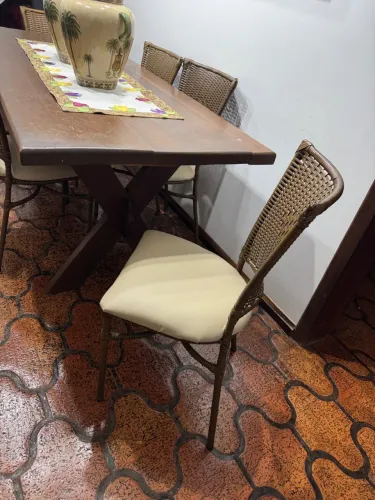 Mesa de madeira com 6 cadeiras
