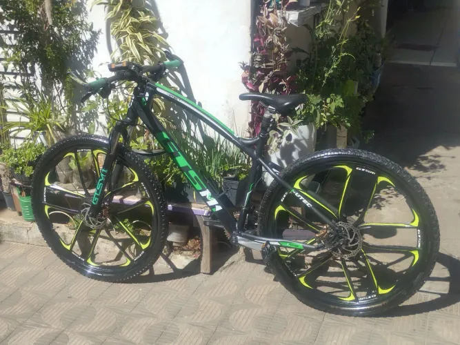 Vendo uma bicicleta aro 29 esportiva 