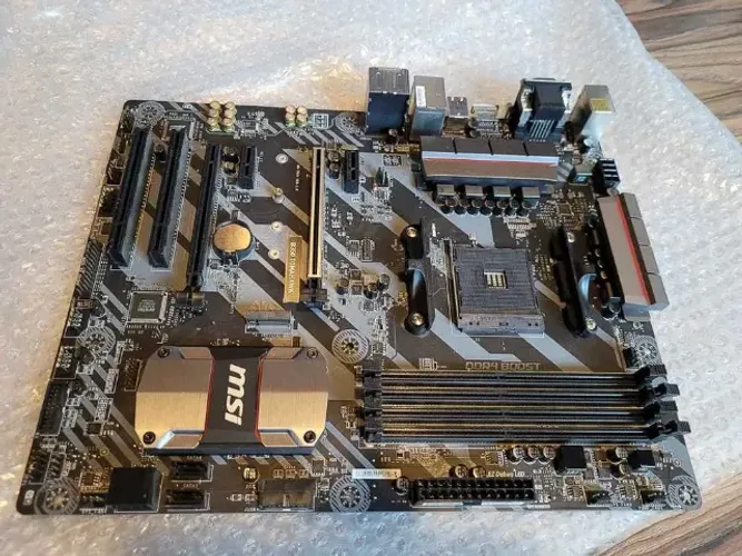 VENDO PLACA MÃE B350 TOMAHAWK MSI LEIA