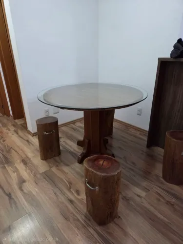 Mesa Redonda de Madeira com 4 bancos tronco de arvore