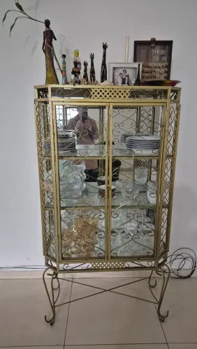 CRISTALEIRA E CADEIRAS DE FERRO. 