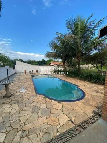 Casa em condomínio com piscina e duas casas para venda no Porta dos Nobres.