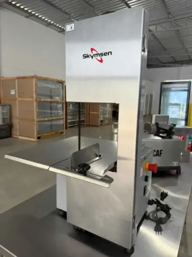 SERRA FITA DE BANCADA SKYMSEN SB COM REGULADOR DE CORTE | 220V R$ 3799