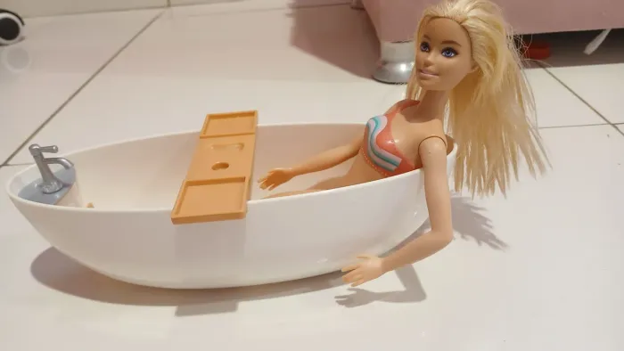 Barbie com banheira