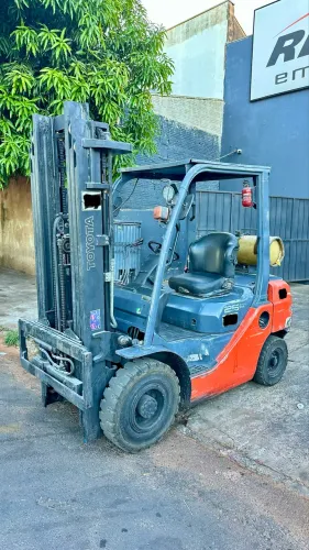 EMPILHADEIRA 2.500 kg TOYOTA 8FG25B - ÚNICO DONO