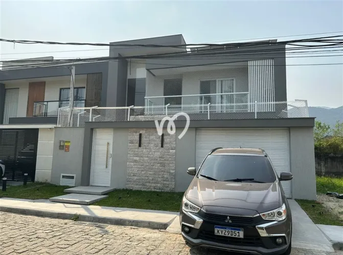 Casa espaçosa com 4 suítes, piscina e energia solar | Condomínio fechado Vargem Pequena