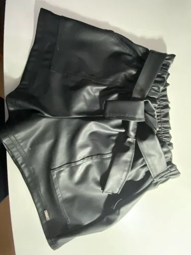 Short preto de couro