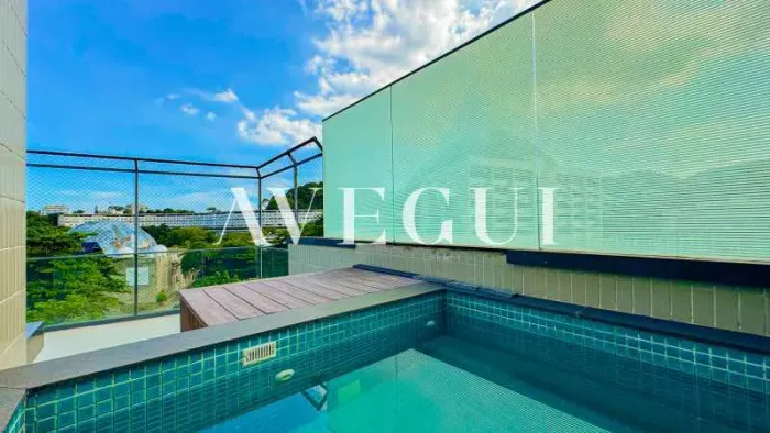 Moderna cobertura duplex de 3 quartos e piscina em prédio comtemporâneo na Gávea.