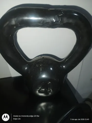 Kettlebell Emborrachado de 4 quilos.
