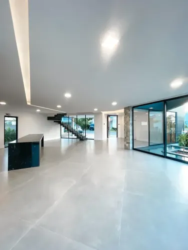 EXCELENTE CASA EM CONDOMÍNIO A VENDA COM 5 SUÍTES