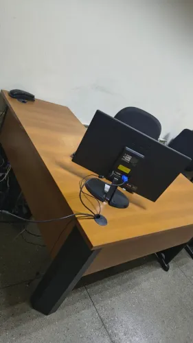 Mesa de escritório em L