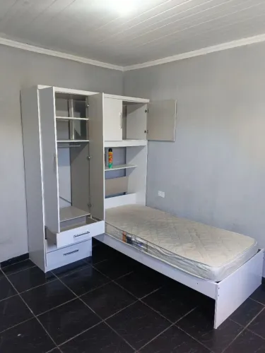 Doa-se cama de solteiro com armário embutido.