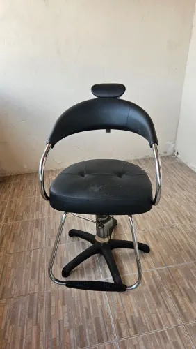 Cadeira de Barbearia / Salão Dompel Preta - R$ 500
