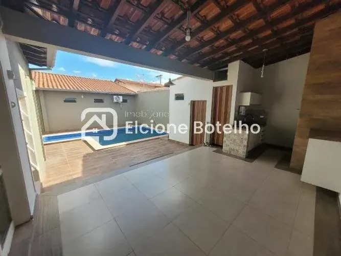 Casa para Aluguel em Uberlândia - 2 Quartos, 1 Suíte, 180 m², Bairro Martins