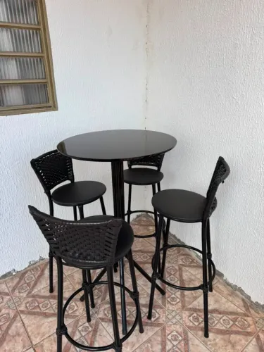 Bistrô com 4 banquetas altas de junco