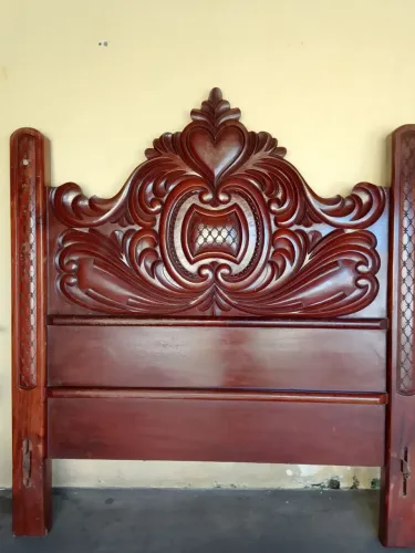 Vendo uma cama de madeira de lei trabalhanda