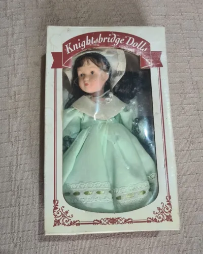 Boneca colecionável de porcelana da marca Knightsbridge Dolls