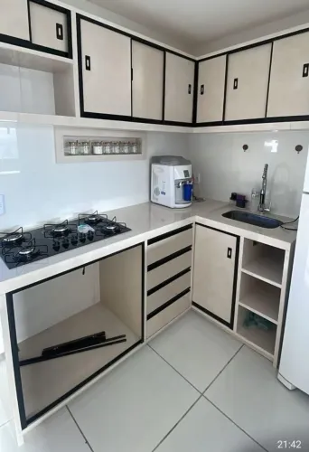 Armário e bancada de porcelanato 