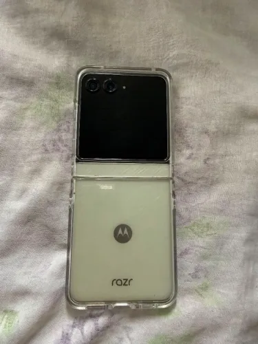 Smartphone Dobrável Motorola Razr 60 novíssimo. 